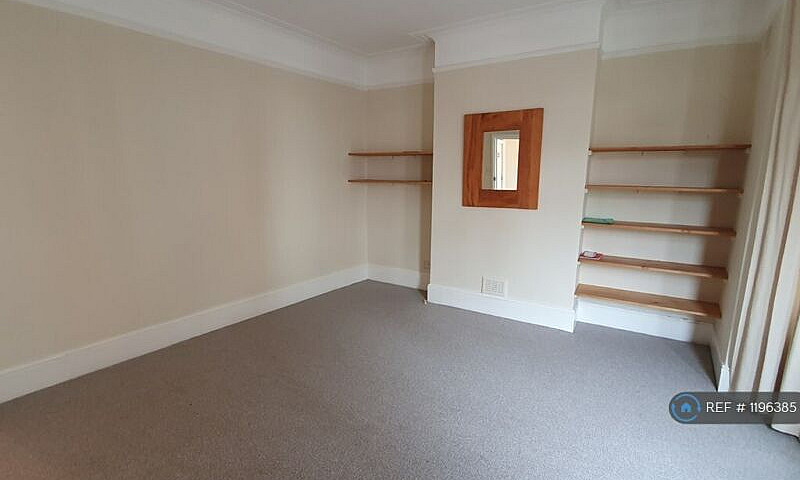1 Bedroom Flat In Le...