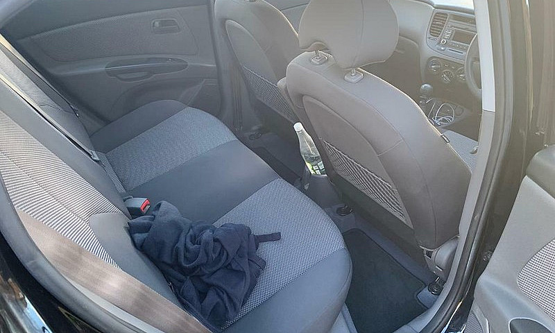 Kia Rio Domino...