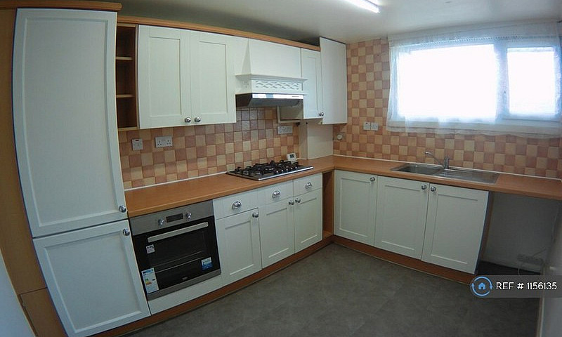 3 Bedroom Flat In Bo...