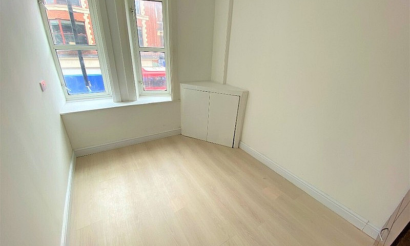 2 Bedrooms Flat On M...
