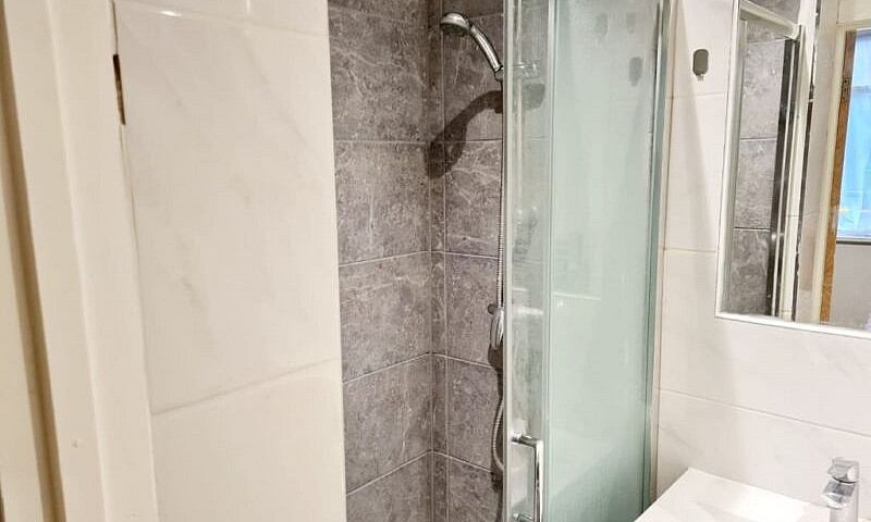 Large Ensuite Room F...