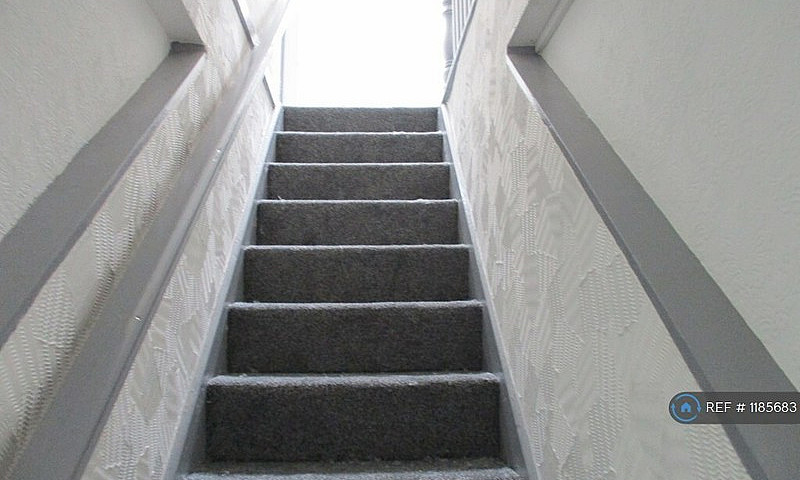 1 Bedroom Flat In Le...