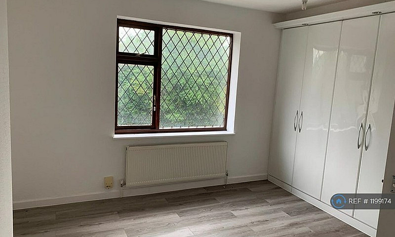 3 Bedroom Flat In Re...