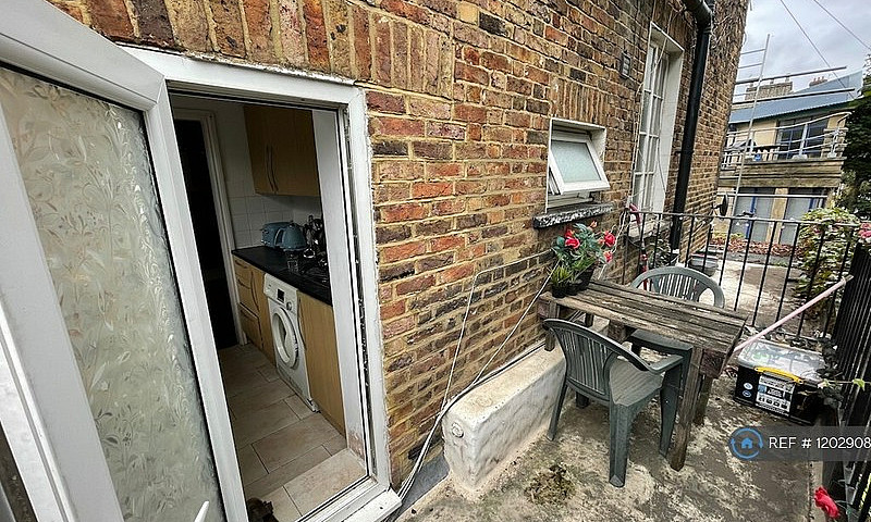 1 Bedroom Flat In Ca...