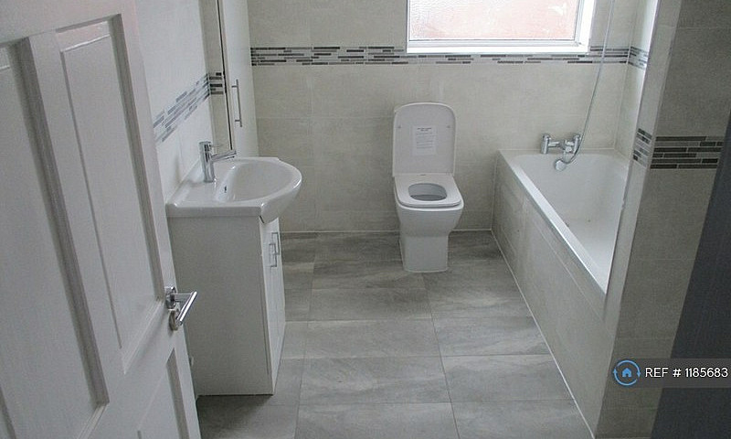 1 Bedroom Flat In Le...