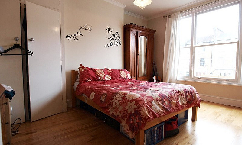 Large Light 1 Bed In...