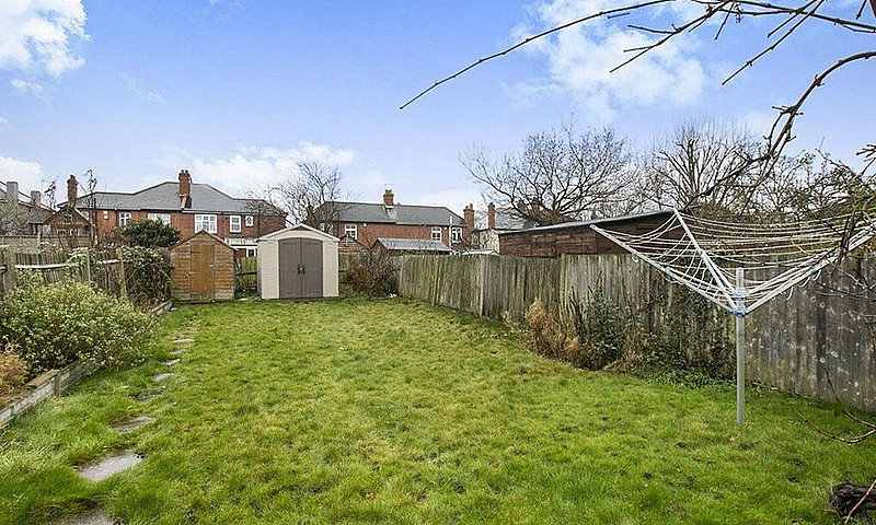 4 Bedrooms House To ...