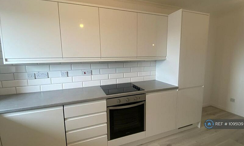 2 Bedroom Flat In Cy...