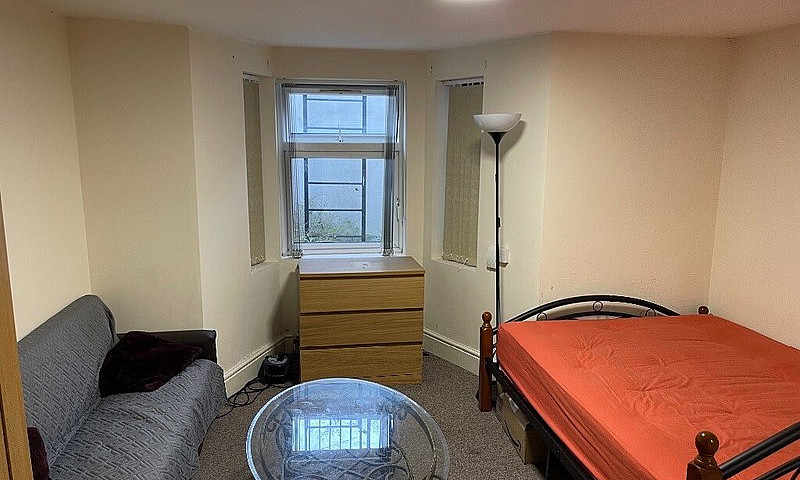 Spacious Studio Flat...