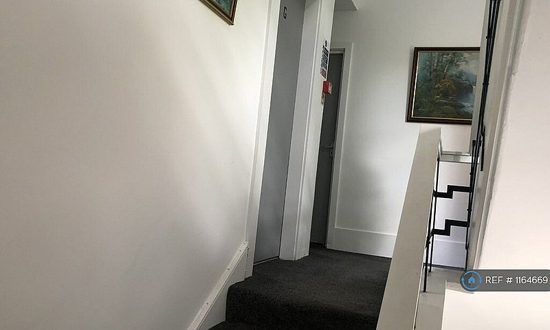 Studio Flat In Leigh...