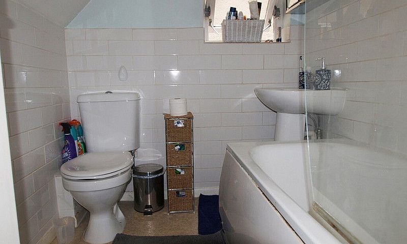 Large Light 1 Bed In...