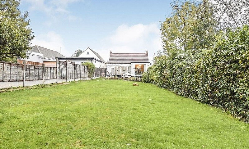 Spacious 2 Bed Bunga...