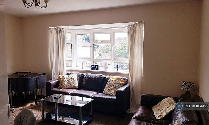 3 Bedroom Flat In He...