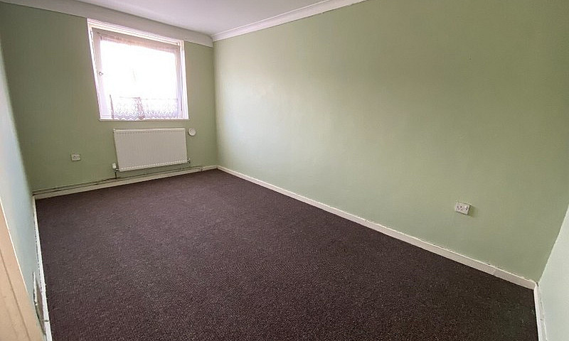 3 Bedroom Maisonette...