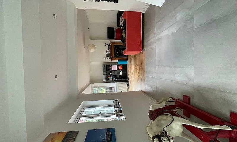 6 Bedroom House In B...