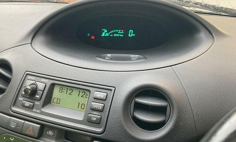 2004 Toyota Yaris ...