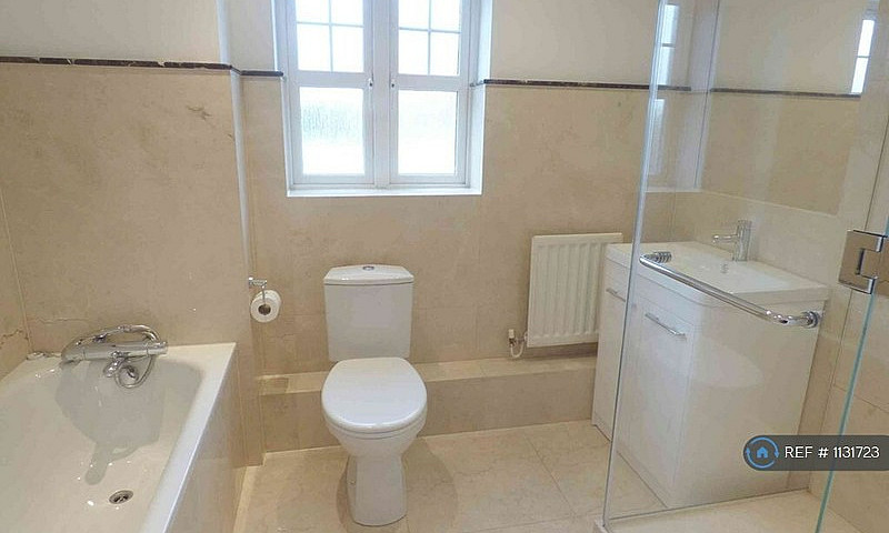 2 Bedroom Flat In Th...