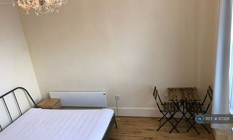 Studio Flat In Tenns...