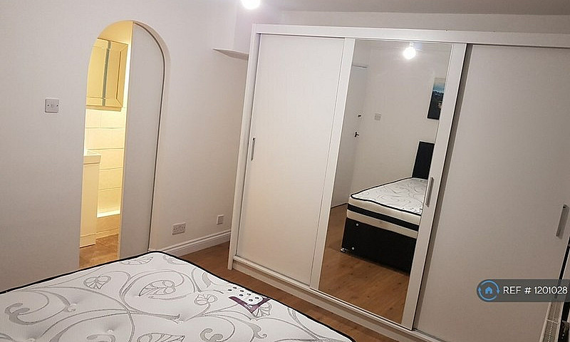 2 Bedroom Flat In Gl...