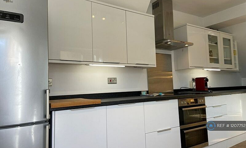 3 Bedroom House In T...