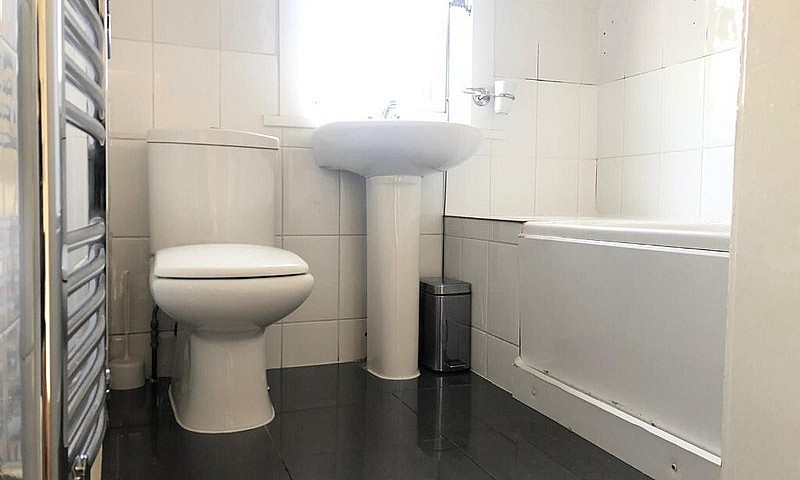 Three Bed House Clos...
