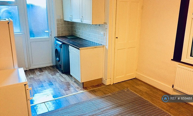 4 Bedroom Flat In Me...