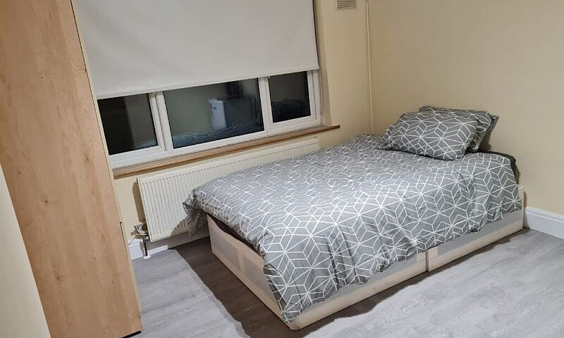 Nice Size Room To Re...