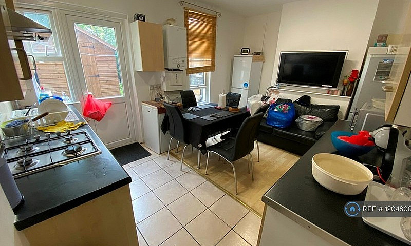 4 Bedroom House In A...