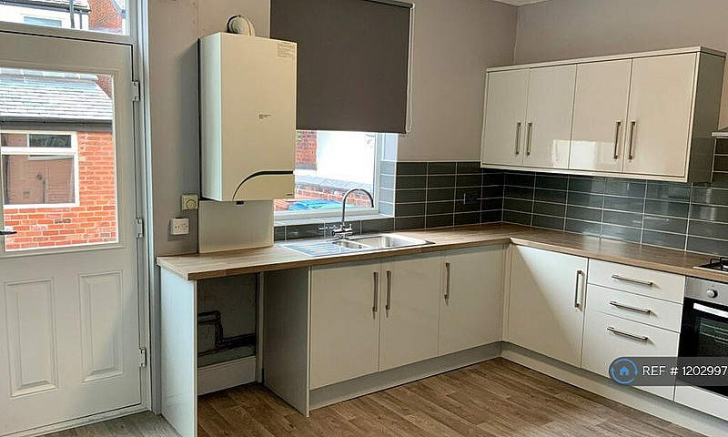 2 Bedroom House In H...
