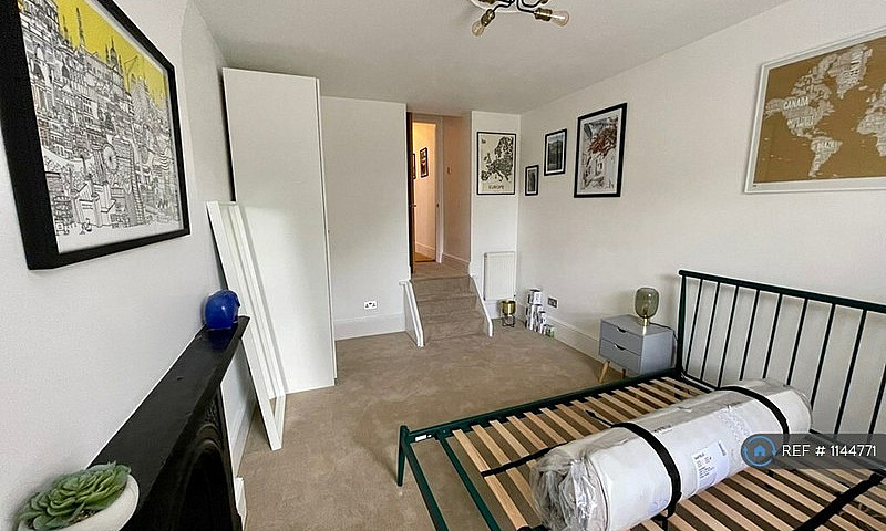 2 Bedroom Flat In An...