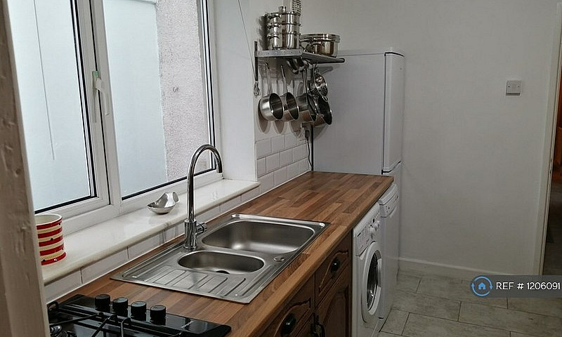 2 Bedroom House In W...