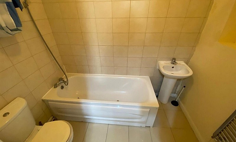 Spacious 2 Bed Groun...