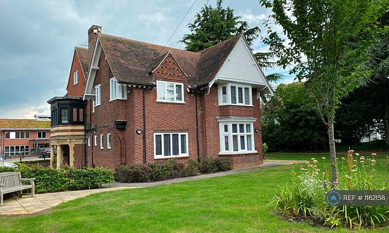 1 Bedroom Flat In Ha...