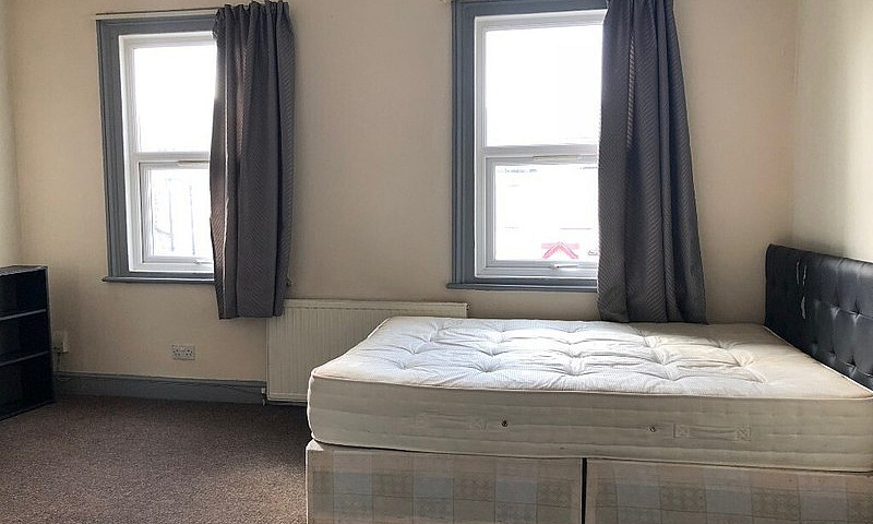 Large 2 Bedroom 1St ...