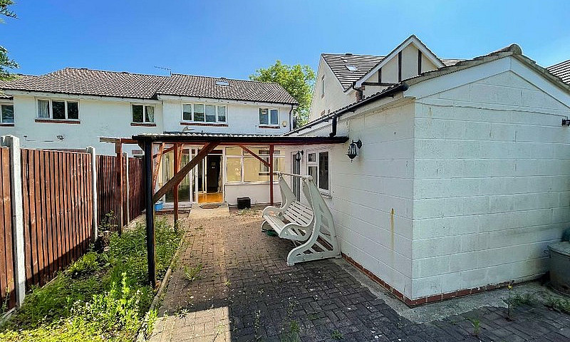 4 Bedroom House In T...