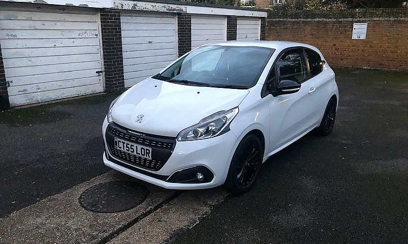 Peugoet 208 Black Ed...