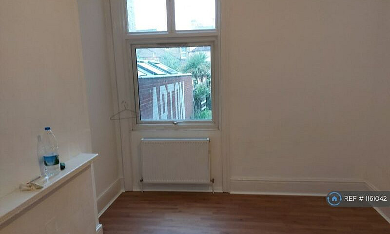 2 Bedroom Flat In Le...
