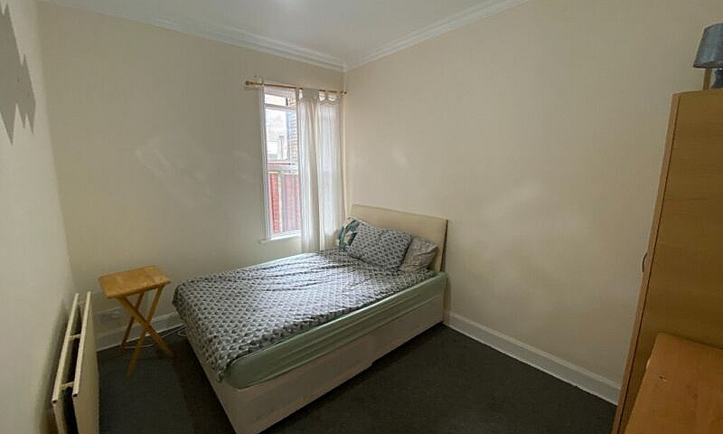 Large 6 Bedroom Fami...
