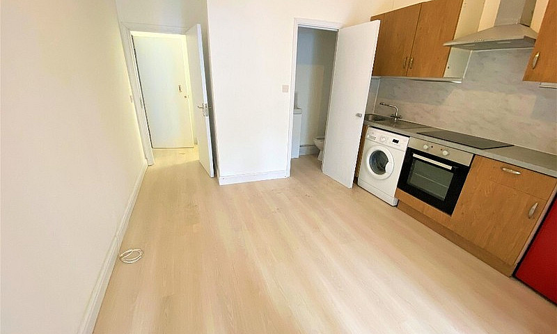 2 Bedrooms Flat On M...