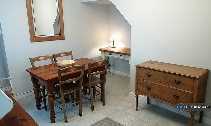 2 Bedroom House In W...
