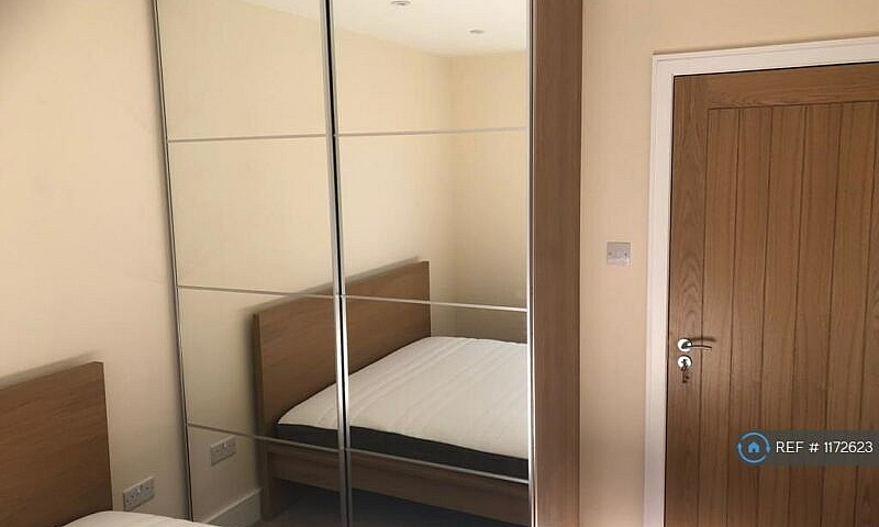 2 Bedroom Flat In Lo...