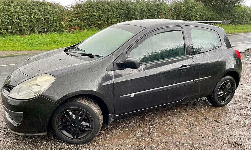 2005 Renault Clio 1....