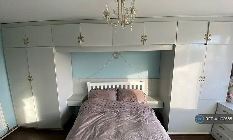 3 Bedroom Flat In Cl...