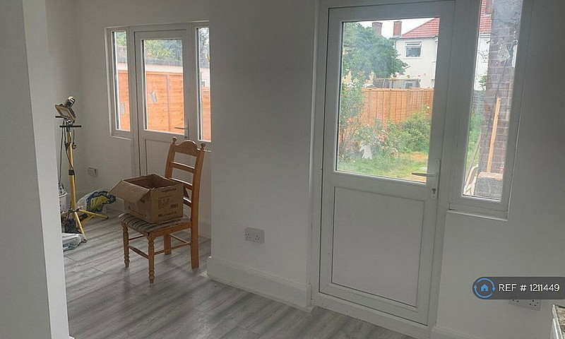 5 Bedroom House In P...