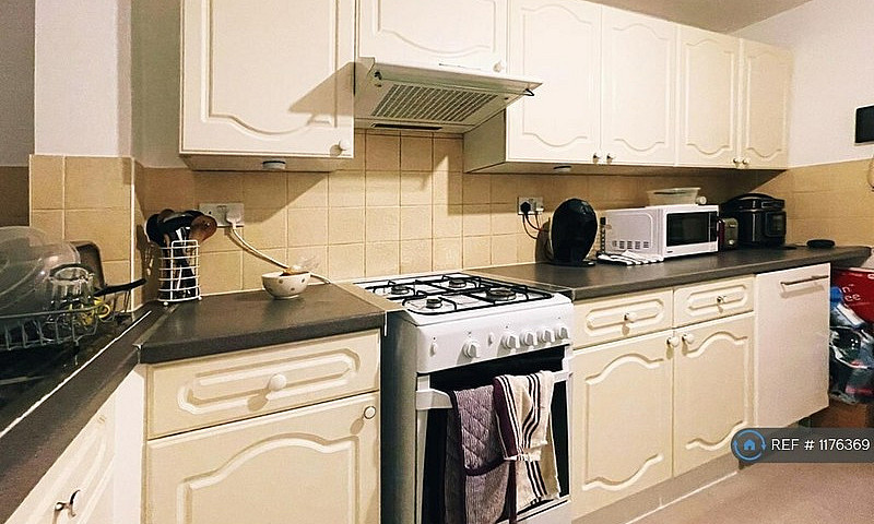 1 Bedroom In Loweswa...