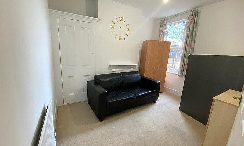 2 Bed Lovely Flat, S...