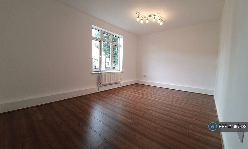3 Bedroom Flat In La...