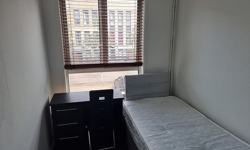 Small Double Room Wi...