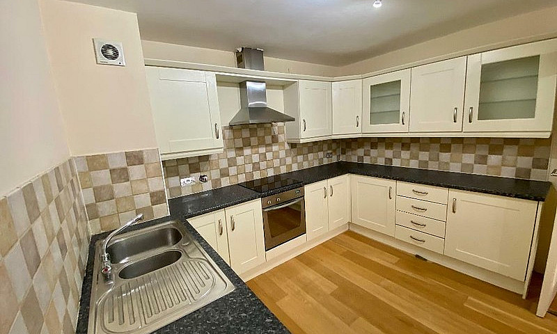 2 Bedroom Flat In Ni...