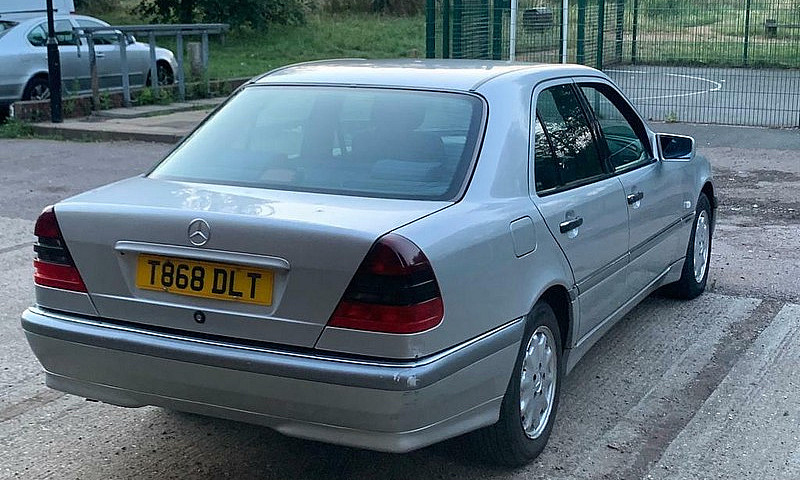 Mercedes-Benz C200 P...